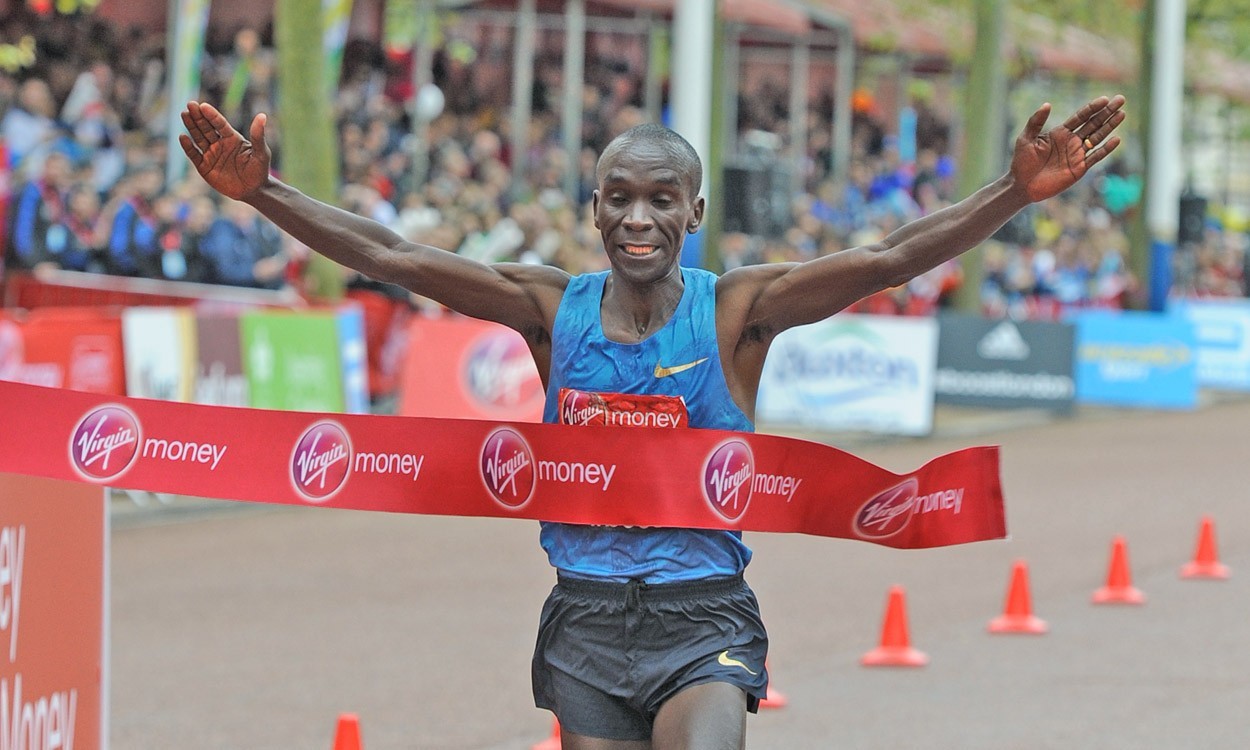 Eliud Kipchoge storms to victory in the London Marathon AW