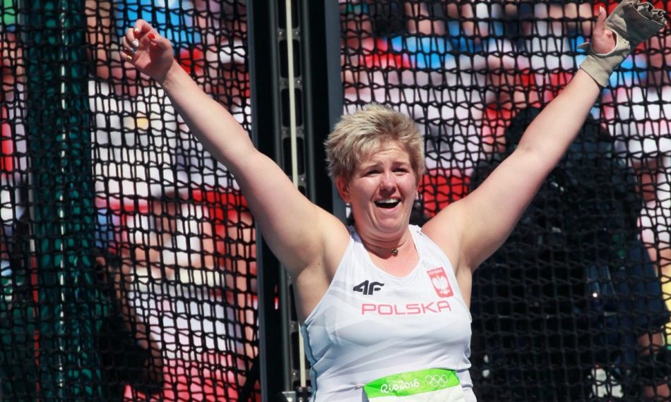 Anita Wlodarczyk breaks world hammer record for Olympic gold AW