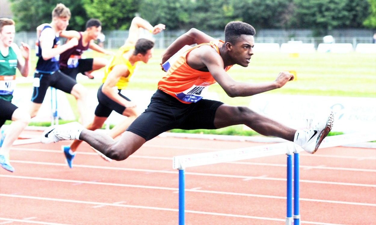 беги препятствие. барьер стипль чез. бег через препятствия. барьерный бег в легкой атлетике. беги препятствие.