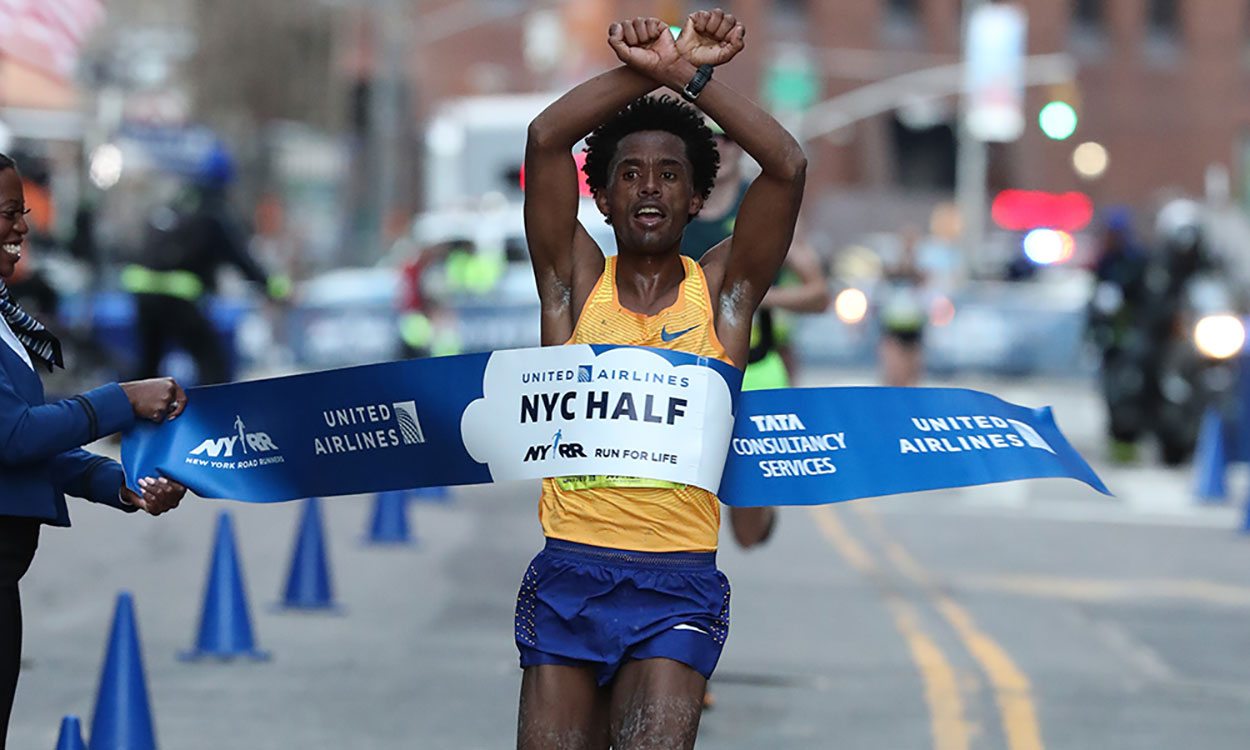 Feyisa Lilesa wins from Callum Hawkins at NYC Half AW