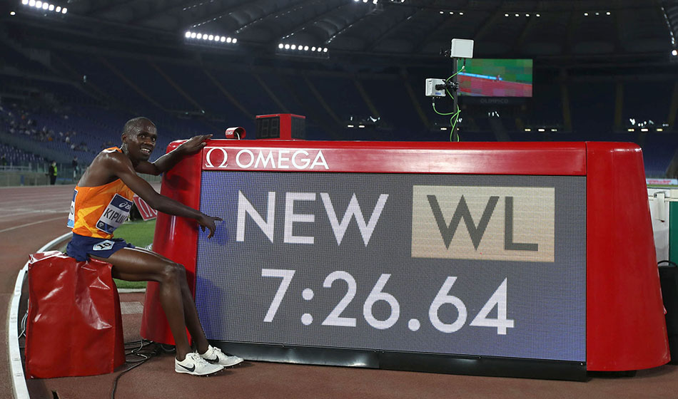 Jacob Kiplimo beats Jakob Ingebrigtsen in 3000m classic - AW