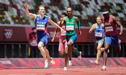 Karsten Warholm wins 400m hurdles gold in 45.94!