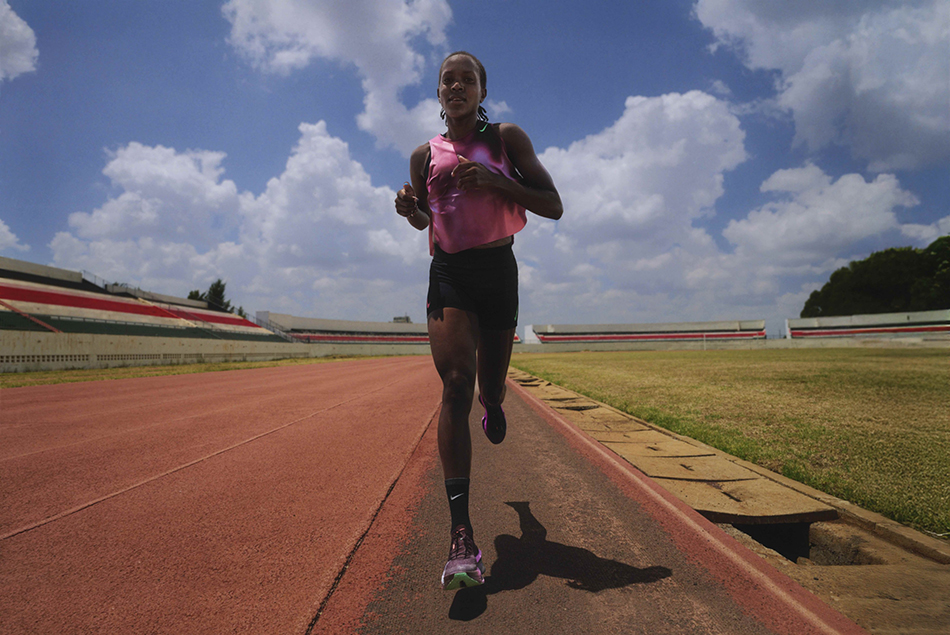 タンクトップ　litmus praying Why Faith Kipyegon is praying for a sub-four miracle - Athletics