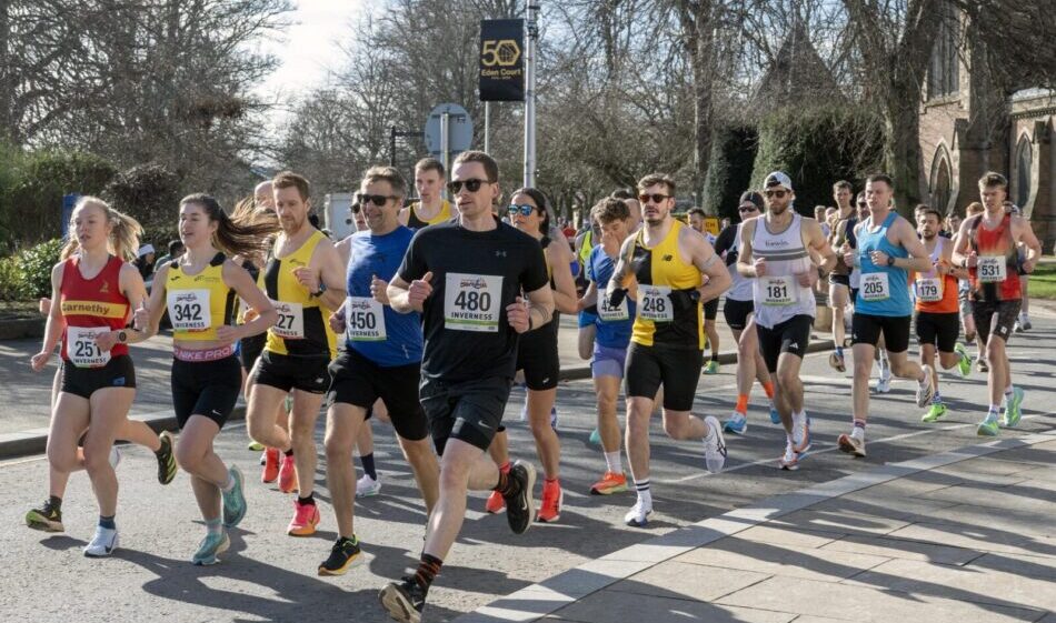 Hamish Hickey and Annabel Simpson win Scottish half-marathon titles